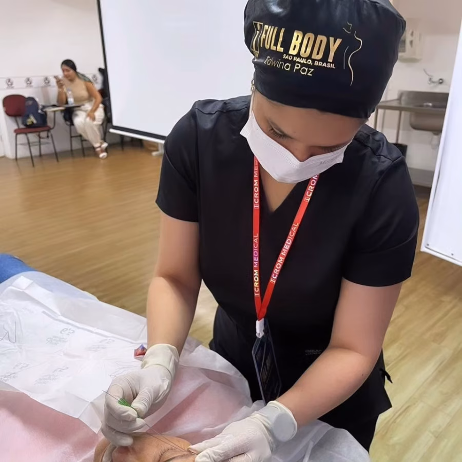 Esteticista integral realizando aplicación de Hilos PDO en clínica estética en Las Condes