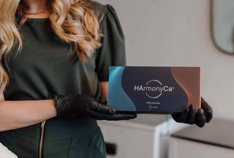 Cosmetóloga mostrando una caja de HarmonyCa en Las Condes